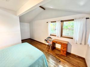 Una cama o camas en una habitación de Seabreeze Inn