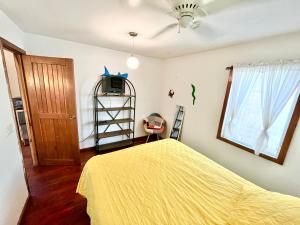 Una cama o camas en una habitación de Seabreeze Inn