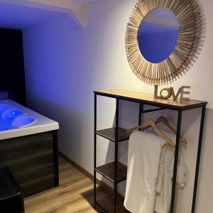 Posteľ alebo postele v izbe v ubytovaní Roulotte la Bohême est son Spa en Baie de Somme