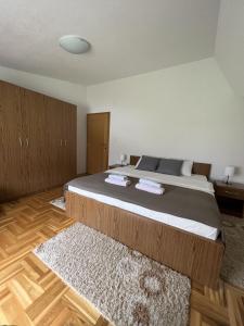 Un pat sau paturi într-o cameră la Green apartment Plitvice