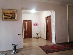 Pokój z dwoma drzwiami i drewnianą podłogą w obiekcie Guest House Ed&Er w mieście Argavand