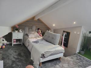 een slaapkamer met een bed en een stoel op zolder bij Un havre de quiétude au cœur des Montagnes in Métabief