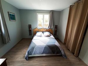 1 dormitorio con cama y ventana en Casa Bonino, en Prunelli-di-Fiumorbo