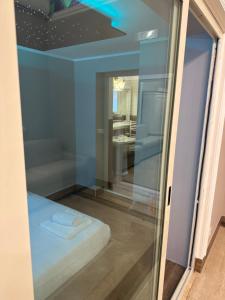 een glazen deur met een bed in een kamer bij Imperial Maison Rome in Rome