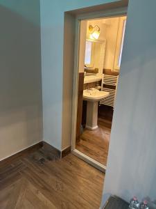 een badkamer met een wastafel en een spiegel bij Imperial Maison Rome in Rome