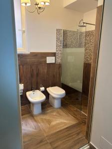 La salle de bains est pourvue de toilettes et d'un lavabo. dans l'établissement Imperial Maison Rome, à Rome
