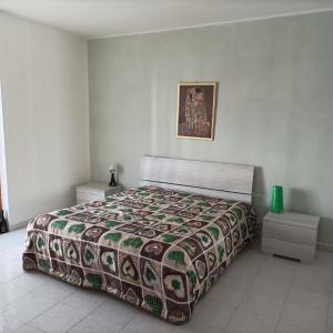1 dormitorio con 1 cama con edredón en Casa Josè, en Marta