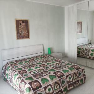 Casa Josè في مارتا: غرفة نوم بسرير ومرآة