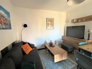 Televízia a/alebo spoločenská miestnosť v ubytovaní Apartment Summer escape Rovinj with free street parking