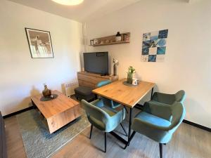 Televízia a/alebo spoločenská miestnosť v ubytovaní Apartment Summer escape Rovinj with free street parking