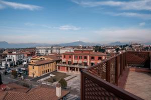 uma vista para a cidade a partir de uma varanda em K MODERN HOTEL em Peschiera del Garda