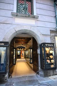einen Eingang zu einem Gebäude mit einem Torbogen mit Brot in der Unterkunft Victry's Houses Chiaia in Neapel