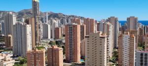 uma vista para uma cidade com edifícios altos em PANORAMIC VIEW em Benidorm