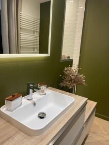 Kúpeľňa v ubytovaní Les Hortensias Chambre indépendante avec sdb et toilettes privées dans une maison en forêt proche du golf et de la plage Entree indépendante avec acces privé