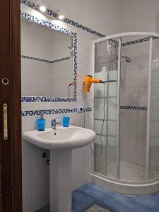 La salle de bains est pourvue d'un lavabo et d'une douche. dans l'établissement CASA 3T a Isola a 15 min dal centro di Palermo, à Isola delle Femmine