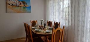 uma mesa de jantar e cadeiras com uma mesa e uma janela em Apartament rustykalny em Jelenia Góra