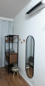 uno specchio a parete accanto a una stanza di Apezinho.Loft 3 (Retrô) a Rio de Janeiro