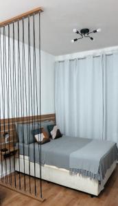 una camera da letto con un letto e un ventilatore a soffitto di Apezinho.Loft 3 (Retrô) a Rio de Janeiro
