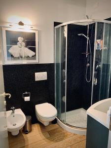 ein Bad mit einer Dusche, einem WC und einem Waschbecken in der Unterkunft Appartamento incantevole a Misano Adriatico in Misano Adriatico