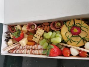 eine Kiste mit verschiedenen Arten von Gemüse und Obst in der Unterkunft Apartment Lana in Marina