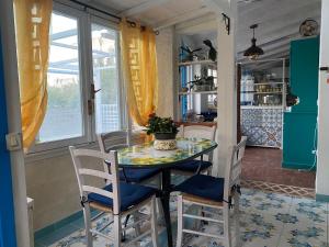 a dining room with a table and chairs at La Casa del Limoneto in Favignana