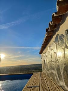 uma vista do convés de uma casa em Casa Dona Antonia - Monsaraz em Monsaraz