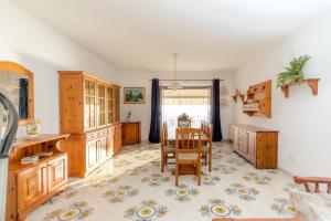 普萊伊亞諾的住宿－Villa Sofia，厨房配有木制橱柜和桌椅