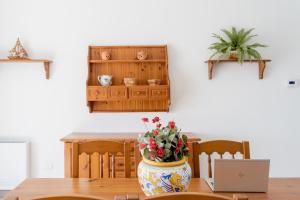 uma mesa de jantar com um vaso com flores em Villa Sofia em Praiano