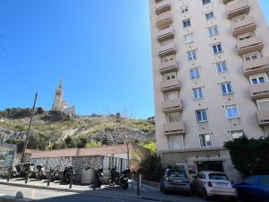 un grupo de motocicletas estacionadas al lado de un edificio en Endoume Notre Dame de la Garde T2 avec PARKING en Marsella