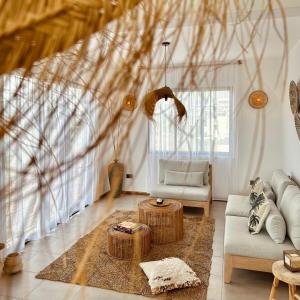 uma sala de estar com um sofá e uma mesa em Appartement NOAM, Mont Choisy em Mont Choisy