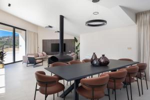 Μια τηλεόραση ή/και κέντρο ψυχαγωγίας στο Luxury Villa Dolac near Split, airport, complete privacy, infinity heated pool