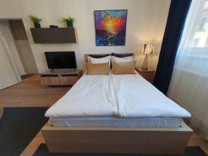A bed or beds in a room at Apartman guru 2 Szeged