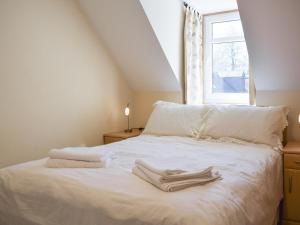 Кровать или кровати в номере Oak Cottage - Uk43458