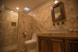 Bilik mandi di AMAZING HOME WITH POOL IN A STELLAR LOCATION +22 gambar