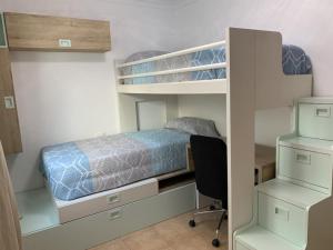 - une chambre avec des lits superposés et un bureau dans l'établissement Las Brisas de Puerto Rico, à Mogán