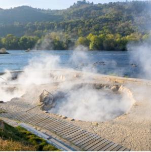 eine heiße Quelle mit Dampf aus dem Wasser in der Unterkunft Piso JS in Ourense