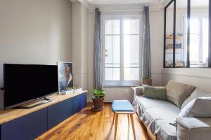 TV a/nebo společenská místnost v ubytování Chambre - Marceau