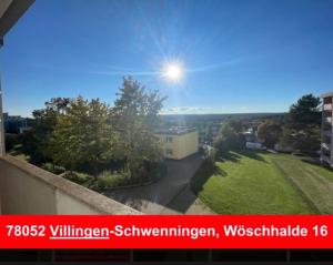 een uitzicht op een gebouw met de zon in de lucht bij Ferienwohnung Mark in Villingen-Schwenningen