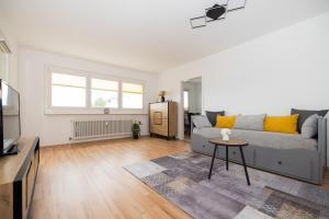 een woonkamer met een bank en een tafel bij Ferienwohnung Mark in Villingen-Schwenningen