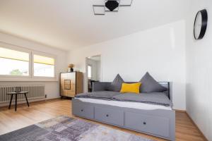een slaapkamer met een bed met een geel kussen bij Ferienwohnung Mark in Villingen-Schwenningen