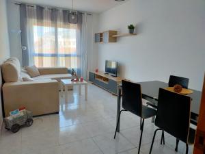 sala de estar con sofá y mesa en Boa Vista, en Monforte de Lemos