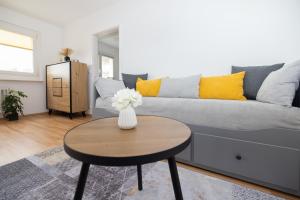 een woonkamer met een bank en een tafel bij Ferienwohnung Mark in Villingen-Schwenningen