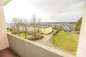 een balkon met uitzicht op een park bij Ferienwohnung Mark in Villingen-Schwenningen +5 foto's