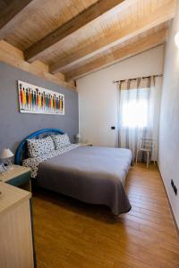 卡里尼的住宿－Villa MiraMar Luxury Suite Palermo Airport，一间卧室设有一张大床和一个窗户。