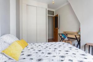 Postel nebo postele na pokoji v ubytování Chambre - Marceau