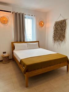 ein Schlafzimmer mit einem Bett in einem Zimmer in der Unterkunft Appartement NOAM, Mont Choisy in Mont Choisy