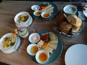 een tafel met borden en schalen van voedsel bij Hotel Lugerhof in Weiding