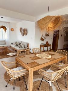 ein Wohnzimmer mit einem Holztisch und Stühlen in der Unterkunft Appartement NOAM, Mont Choisy in Mont Choisy