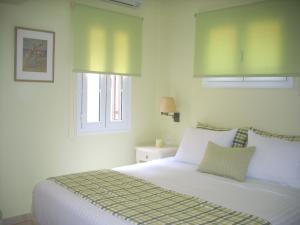 Postel nebo postele na pokoji v ubytování Myrties Boutique Apartments + 126 fotografií