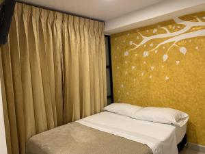 um quarto com uma cama e um mural de árvore em Hostel Casa Zambrano em Popayán